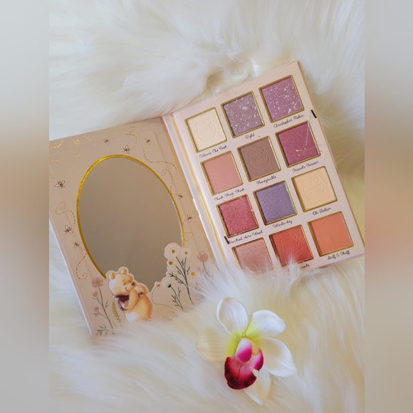 💕💕WINNIE-THE-POOH EYESHADOW PALETTE AND COSMETIC SPONGES💕💕 - Picture 3 of 11